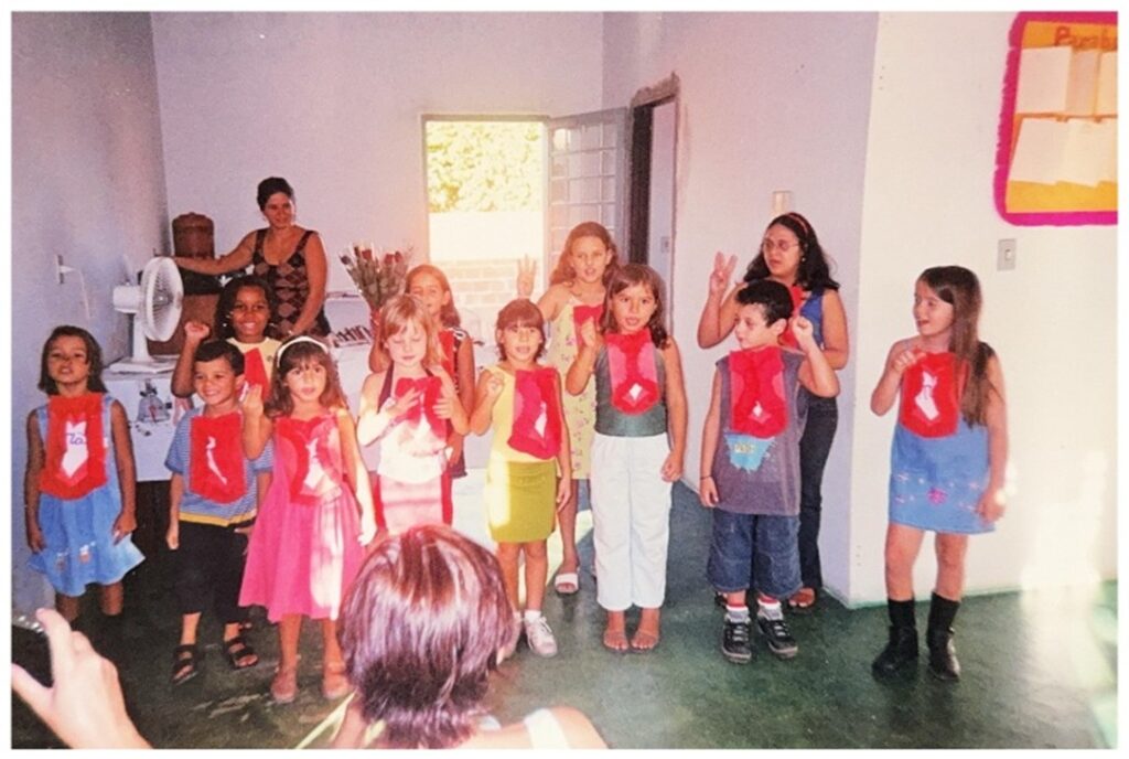 Primeira sede da SECAL na rua Piauí. Evangelização infantil. 11 de maio de 2002